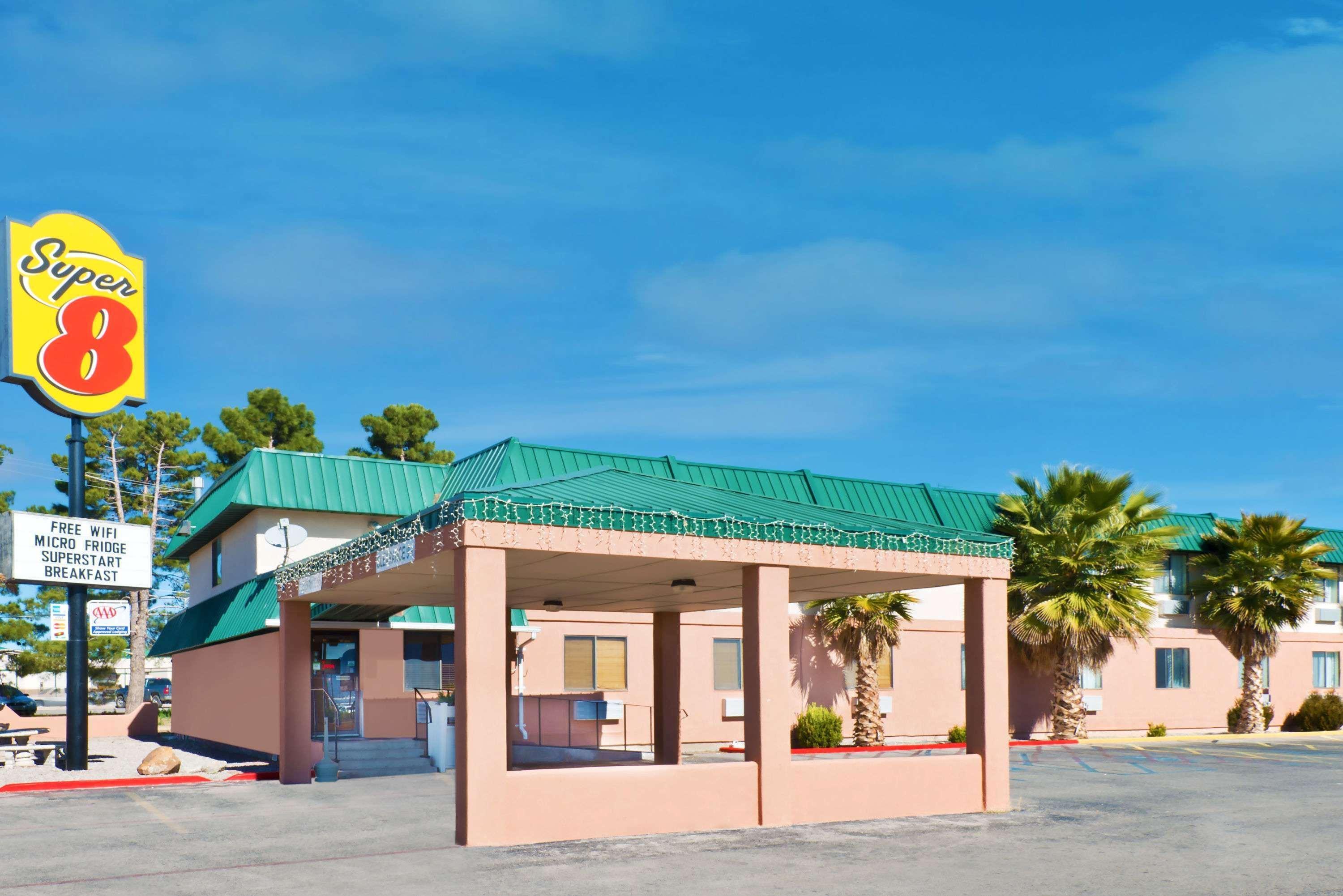 Super 8 By Wyndham - White Sands Hotel 2*