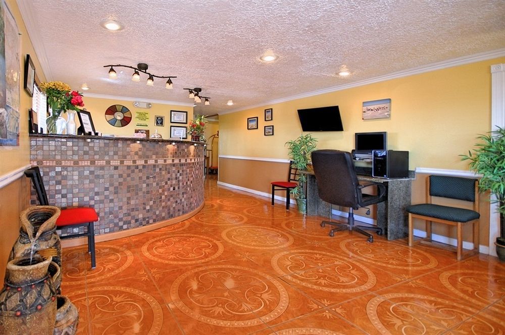Super 8 By Wyndham - White Sands Hotel 2*