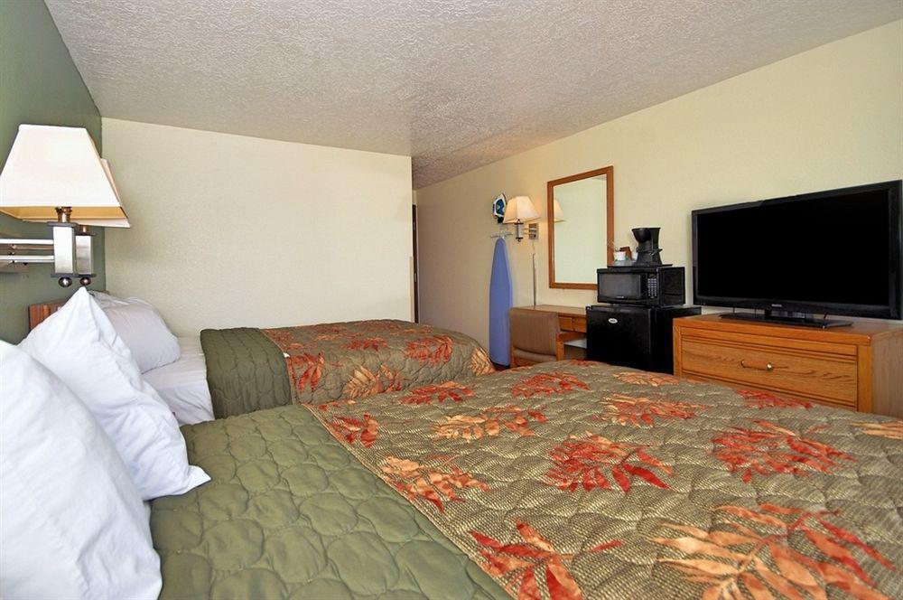 Super 8 By Wyndham - White Sands Hotel 2*